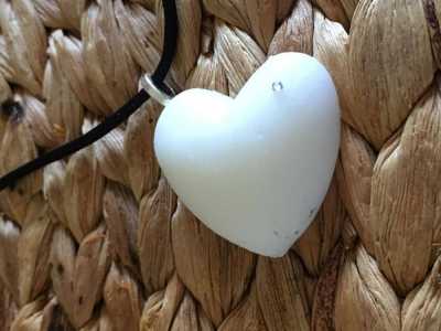 ...su internet sono tanti i siti sui quali � possibile comprare questo tipo di bijoux: basta inviare il latte congelato e il gioco � fatto